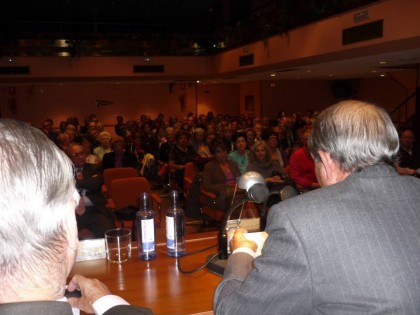 Detalle-de-la-asistencia-a-la-conferencia-en-el-salon-del-casino